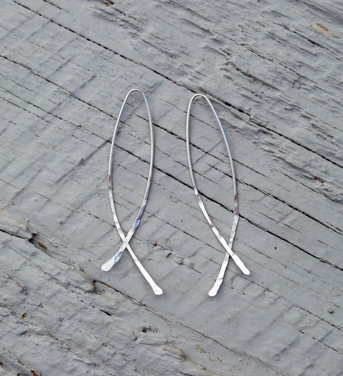 The Fishtail Hammered Wire Earring