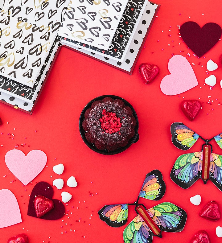 置物 young love explosion Love Explosion Cake Gift Box | 1800Flowers.com