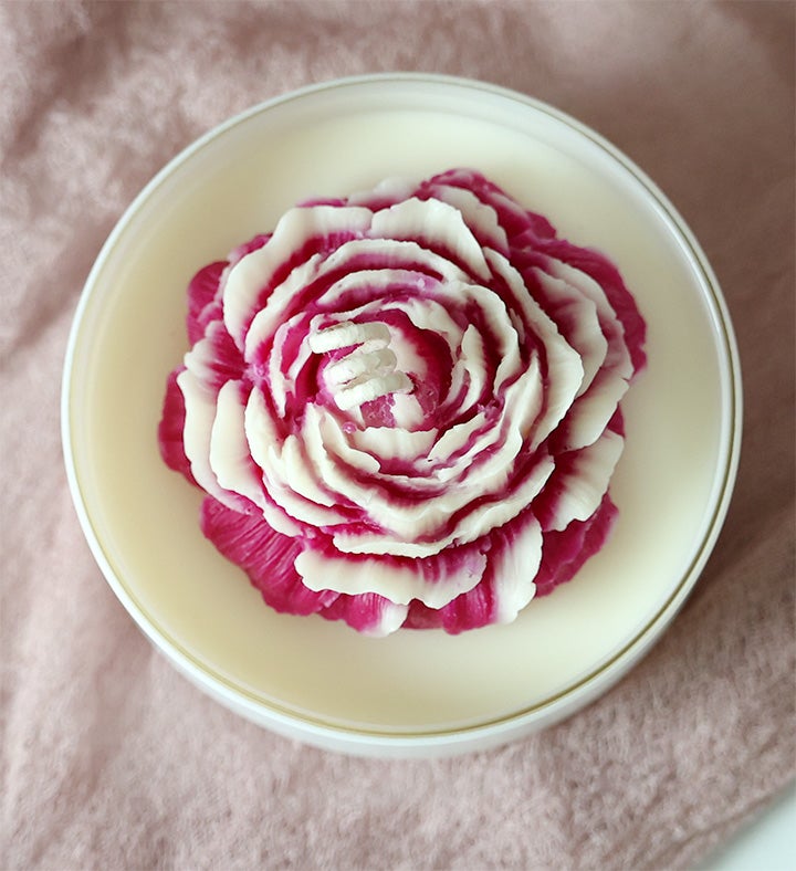 Velvet Dahlia Scented Candle – Floral Amber Elegance