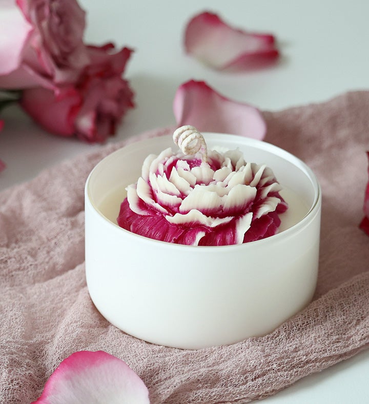 Velvet Dahlia Scented Candle – Floral Amber Elegance